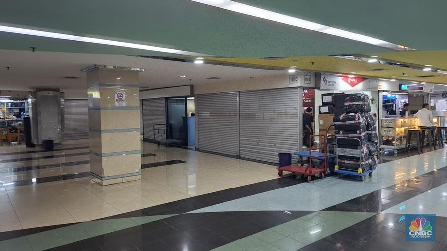 Seorang pengunjung berjalan melewati kios-kios sentra komputer dan komponen pendukung di Harco Mangga Dua, Jakarta Utara, Selasa (11/11/2025) tampak mulai sepi tak seramai dahulu. (CNBC Indonesia/Chandra Dwi Pranata)