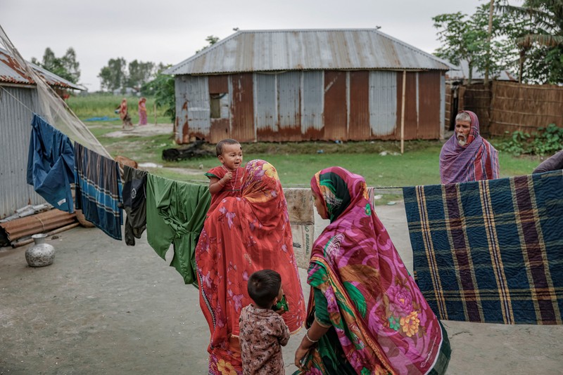 Setiap tahun, ratusan keluarga di distrik Kurigram, Bangladesh utara, menghadapi nasib yang sama. Saat bantaran sungai runtuh, orang-orang tidak hanya kehilangan rumah, tetapi juga tanah, hasil panen, dan ternak mereka. (REUTERS/Sam Jahan)