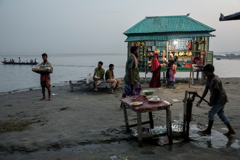 Setiap tahun, ratusan keluarga di distrik Kurigram, Bangladesh utara, menghadapi nasib yang sama. Saat bantaran sungai runtuh, orang-orang tidak hanya kehilangan rumah, tetapi juga tanah, hasil panen, dan ternak mereka. (REUTERS/Sam Jahan)