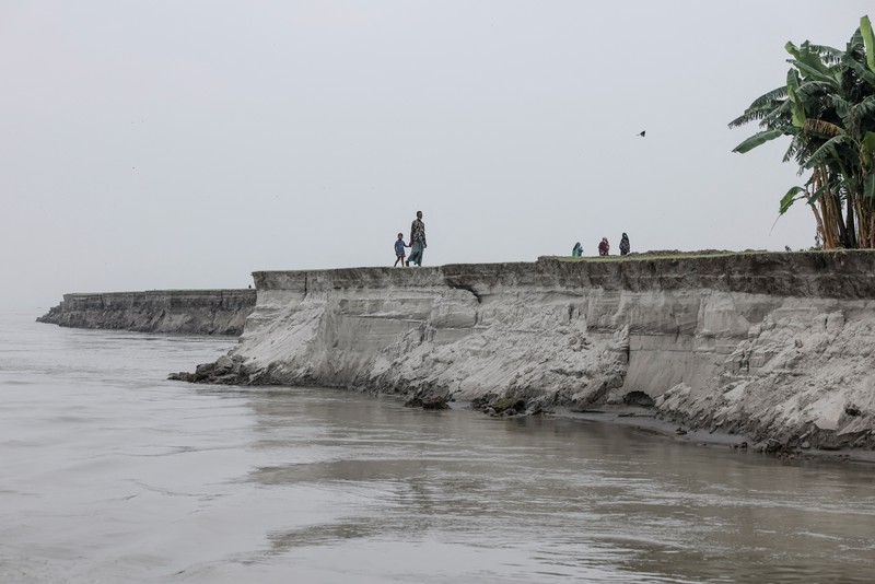 Setiap tahun, ratusan keluarga di distrik Kurigram, Bangladesh utara, menghadapi nasib yang sama. Saat bantaran sungai runtuh, orang-orang tidak hanya kehilangan rumah, tetapi juga tanah, hasil panen, dan ternak mereka. (REUTERS/Sam Jahan)