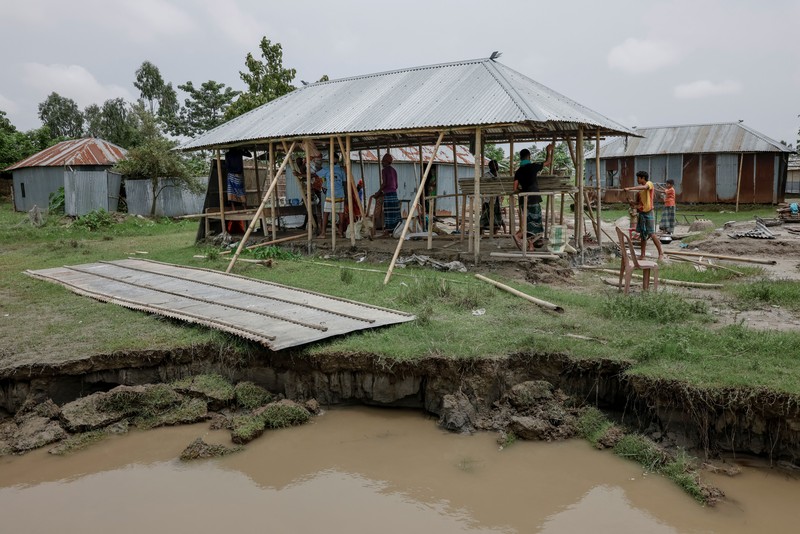 Setiap tahun, ratusan keluarga di distrik Kurigram, Bangladesh utara, menghadapi nasib yang sama. Saat bantaran sungai runtuh, orang-orang tidak hanya kehilangan rumah, tetapi juga tanah, hasil panen, dan ternak mereka. (REUTERS/Sam Jahan)