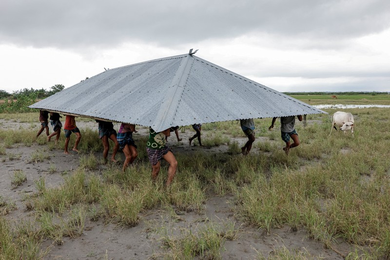 Setiap tahun, ratusan keluarga di distrik Kurigram, Bangladesh utara, menghadapi nasib yang sama. Saat bantaran sungai runtuh, orang-orang tidak hanya kehilangan rumah, tetapi juga tanah, hasil panen, dan ternak mereka. (REUTERS/Sam Jahan)