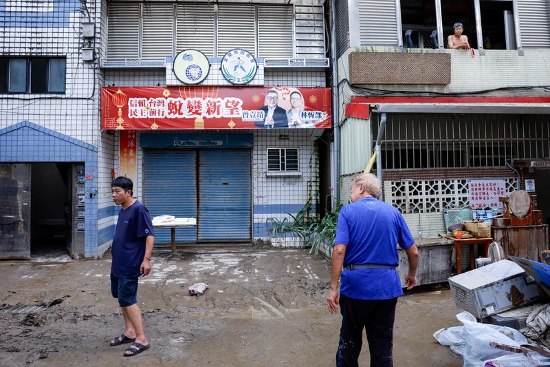 Foto udara jalanan dan ladang yang terendam banjir akibat Topan Fung-wong di Yilan, Taiwan, Rabu (12/11/2025). (Omer Photography via REUTERS)