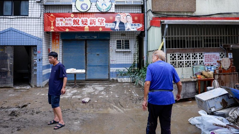 Foto udara jalanan dan ladang yang terendam banjir akibat Topan Fung-wong di Yilan, Taiwan, Rabu (12/11/2025). (Omer Photography via REUTERS)