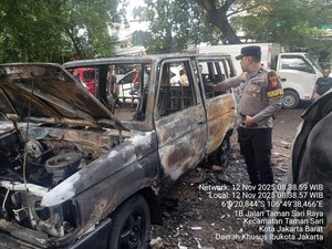 Pamapta Polres Jakpus Bantu Evakuasi 3 Mobil Terbakar di Kolong Rel