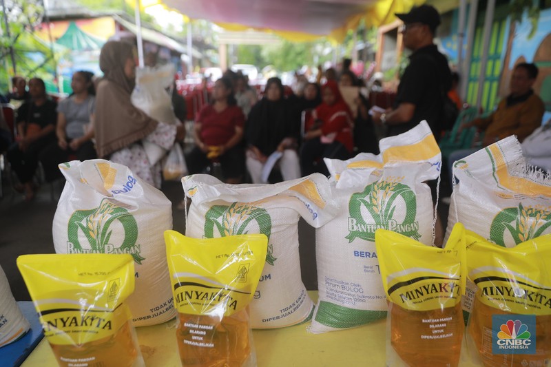 Warga mengantre untuk mengambil bantuan pangan gratis di Balai RW 03 Kelurahan Menteng, Jakarta, Rabu (12/11/2025). (CNBC Indonesia/Muhammad Sabki)