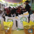Warga mengantre untuk mengambil bantuan pangan gratis di Balai RW 03 Kelurahan Menteng, Jakarta, Rabu (12/11/2025). (CNBC Indonesia/Muhammad Sabki)