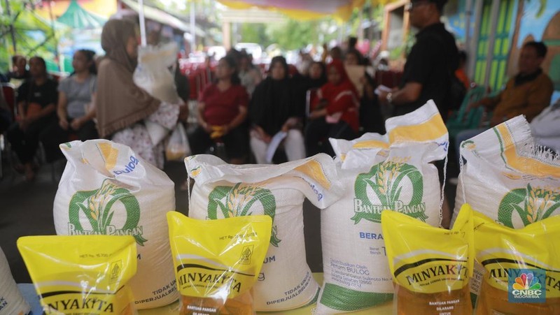 Warga mengantre untuk mengambil bantuan pangan gratis di Balai RW 03 Kelurahan Menteng, Jakarta, Rabu (12/11/2025). (CNBC Indonesia/Muhammad Sabki)