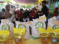 Warga mengantre untuk mengambil bantuan pangan gratis di Balai RW 03 Kelurahan Menteng, Jakarta, Rabu (12/11/2025). (CNBC Indonesia/Muhammad Sabki)