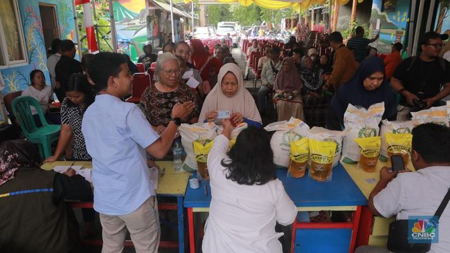 Penampakan Warga Menteng Antre Terima Bantuan Beras-Minyak Gratis