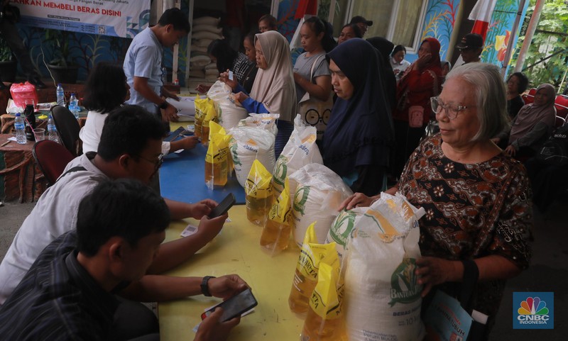 Warga mengantre untuk mengambil bantuan pangan gratis di Balai RW 03 Kelurahan Menteng, Jakarta, Rabu (12/11/2025). (CNBC Indonesia/Muhammad Sabki)