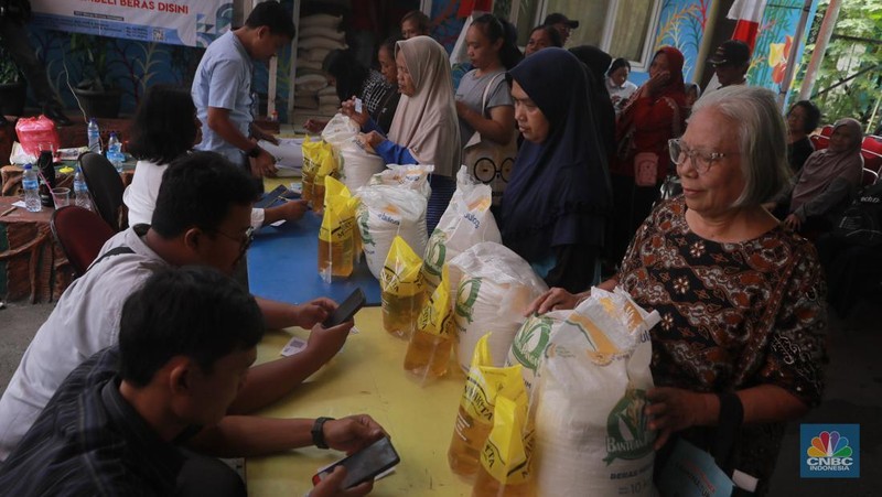 Warga mengantre untuk mengambil bantuan pangan gratis di Balai RW 03 Kelurahan Menteng, Jakarta, Rabu (12/11/2025). (CNBC Indonesia/Muhammad Sabki)