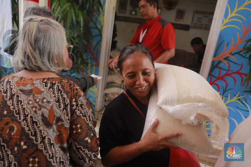 Warga mengantre untuk mengambil bantuan pangan gratis di Balai RW 03 Kelurahan Menteng, Jakarta, Rabu (12/11/2025). (CNBC Indonesia/Muhammad Sabki)