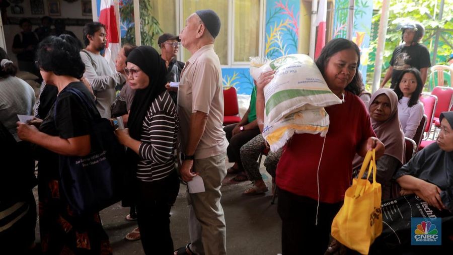 Warga mengantre untuk mengambil bantuan pangan gratis di Balai RW 03 Kelurahan Menteng, Jakarta, Rabu (12/11/2025). (CNBC Indonesia/Muhammad Sabki)