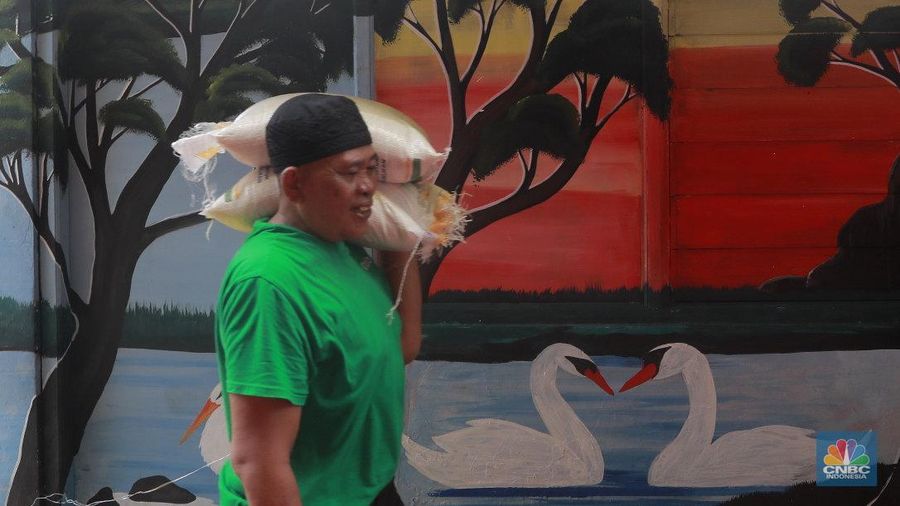 Warga mengantre untuk mengambil bantuan pangan gratis di Balai RW 03 Kelurahan Menteng, Jakarta, Rabu (12/11/2025). (CNBC Indonesia/Muhammad Sabki)