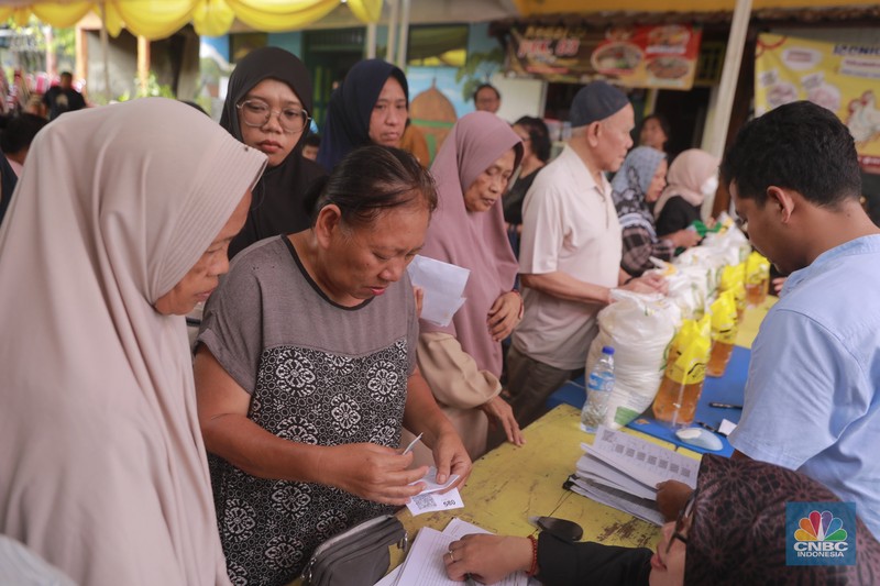 Warga mengantre untuk mengambil bantuan pangan gratis di Balai RW 03 Kelurahan Menteng, Jakarta, Rabu (12/11/2025). (CNBC Indonesia/Muhammad Sabki)