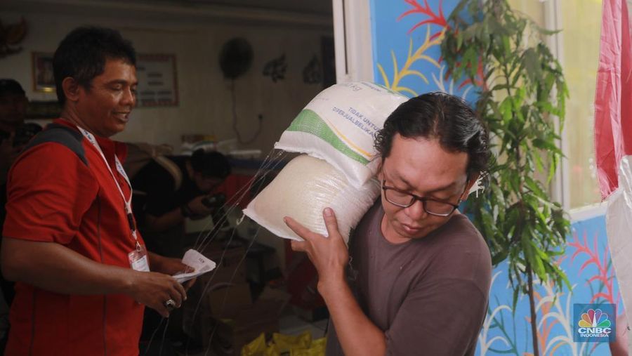 Warga mengantre untuk mengambil bantuan pangan gratis di Balai RW 03 Kelurahan Menteng, Jakarta, Rabu (12/11/2025). (CNBC Indonesia/Muhammad Sabki)