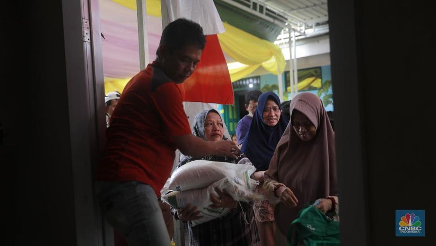 Warga mengantre untuk mengambil bantuan pangan gratis di Balai RW 03 Kelurahan Menteng, Jakarta, Rabu (12/11/2025). (CNBC Indonesia/Muhammad Sabki)