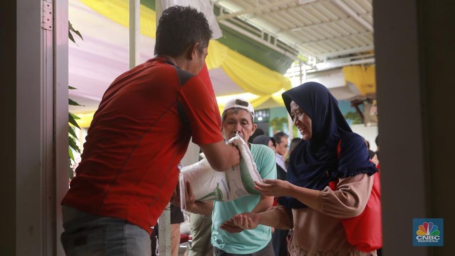 Warga mengantre untuk mengambil bantuan pangan gratis di Balai RW 03 Kelurahan Menteng, Jakarta, Rabu (12/11/2025). (CNBC Indonesia/Muhammad Sabki)