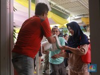 Penampakan Warga Menteng Antre Terima Bantuan Beras-Minyak Gratis