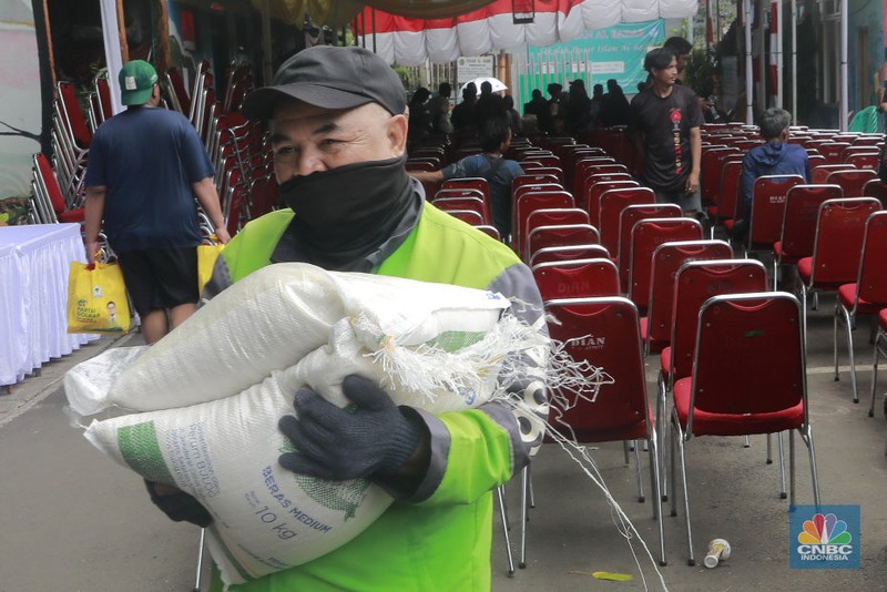 Warga mengantre untuk mengambil bantuan pangan gratis di Balai RW 03 Kelurahan Menteng, Jakarta, Rabu (12/11/2025). (CNBC Indonesia/Muhammad Sabki)