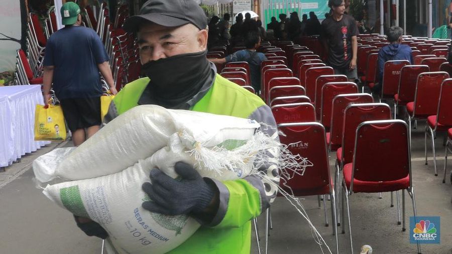 Warga mengantre untuk mengambil bantuan pangan gratis di Balai RW 03 Kelurahan Menteng, Jakarta, Rabu (12/11/2025). (CNBC Indonesia/Muhammad Sabki)