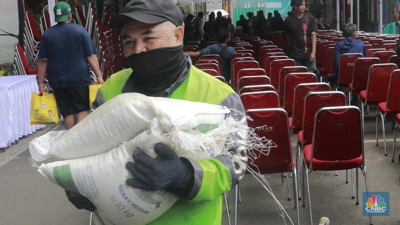 Warga mengantre untuk mengambil bantuan pangan gratis di Balai RW 03 Kelurahan Menteng, Jakarta, Rabu (12/11/2025). (CNBC Indonesia/Muhammad Sabki)