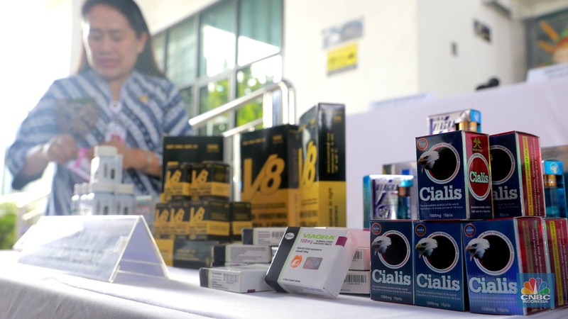 Kepala BPOM Taruna Ikrar (tengah) bersama Kepala BBPOM di Jakarta, Sofiyani Chandrawati Anwar, Kepala Dinas Perindustrian, Perdagangan, Koperasi, Usaha Kecil dan Menengah (PPKUKM) Provinsi DKI Jakarta, Elisabeth Ratu Rante Allo, Pejabat Kepolisian Polda Metro jaya dan pejabat BPOM menunjukan hasil sitaan obat farmasi ilegal usai gelaran konferensi pers di gedung kantor BPOM Jakarta Timur, Kamis (13/11/2025). (CNBC Indonesia/Muhammad Sabki)