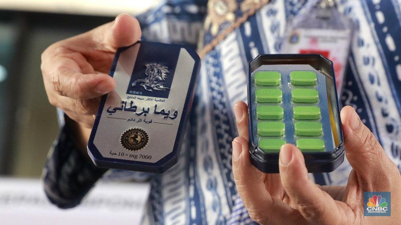 Kepala BPOM Taruna Ikrar (tengah) bersama Kepala BBPOM di Jakarta, Sofiyani Chandrawati Anwar, Kepala Dinas Perindustrian, Perdagangan, Koperasi, Usaha Kecil dan Menengah (PPKUKM) Provinsi DKI Jakarta, Elisabeth Ratu Rante Allo, Pejabat Kepolisian Polda Metro jaya dan pejabat BPOM menunjukan hasil sitaan obat farmasi ilegal usai gelaran konferensi pers di gedung kantor BPOM Jakarta Timur, Kamis (13/11/2025). (CNBC Indonesia/Muhammad Sabki)