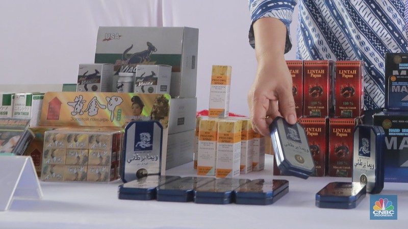 Kepala BPOM Taruna Ikrar (tengah) bersama Kepala BBPOM di Jakarta, Sofiyani Chandrawati Anwar, Kepala Dinas Perindustrian, Perdagangan, Koperasi, Usaha Kecil dan Menengah (PPKUKM) Provinsi DKI Jakarta, Elisabeth Ratu Rante Allo, Pejabat Kepolisian Polda Metro jaya dan pejabat BPOM menunjukan hasil sitaan obat farmasi ilegal usai gelaran konferensi pers di gedung kantor BPOM Jakarta Timur, Kamis (13/11/2025). (CNBC Indonesia/Muhammad Sabki)