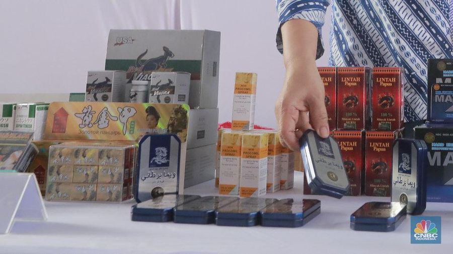 Kepala BPOM Taruna Ikrar (tengah) bersama Kepala BBPOM di Jakarta, Sofiyani Chandrawati Anwar, Kepala Dinas Perindustrian, Perdagangan, Koperasi, Usaha Kecil dan Menengah (PPKUKM) Provinsi DKI Jakarta, Elisabeth Ratu Rante Allo, Pejabat Kepolisian Polda Metro jaya dan pejabat BPOM menunjukan hasil sitaan obat farmasi ilegal usai gelaran konferensi pers di gedung kantor BPOM Jakarta Timur, Kamis (13/11/2025). (CNBC Indonesia/Muhammad Sabki)