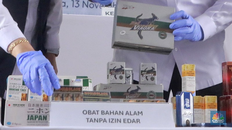 Kepala BPOM Taruna Ikrar (tengah) bersama Kepala BBPOM di Jakarta, Sofiyani Chandrawati Anwar, Kepala Dinas Perindustrian, Perdagangan, Koperasi, Usaha Kecil dan Menengah (PPKUKM) Provinsi DKI Jakarta, Elisabeth Ratu Rante Allo, Pejabat Kepolisian Polda Metro jaya dan pejabat BPOM menunjukan hasil sitaan obat farmasi ilegal usai gelaran konferensi pers di gedung kantor BPOM Jakarta Timur, Kamis (13/11/2025). (CNBC Indonesia/Muhammad Sabki)