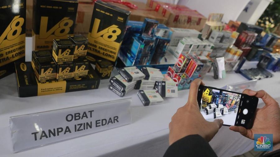 Kepala BPOM Taruna Ikrar (tengah) bersama Kepala BBPOM di Jakarta, Sofiyani Chandrawati Anwar, Kepala Dinas Perindustrian, Perdagangan, Koperasi, Usaha Kecil dan Menengah (PPKUKM) Provinsi DKI Jakarta, Elisabeth Ratu Rante Allo, Pejabat Kepolisian Polda Metro jaya dan pejabat BPOM menunjukan hasil sitaan obat farmasi ilegal usai gelaran konferensi pers di gedung kantor BPOM Jakarta Timur, Kamis (13/11/2025). (CNBC Indonesia/Muhammad Sabki)