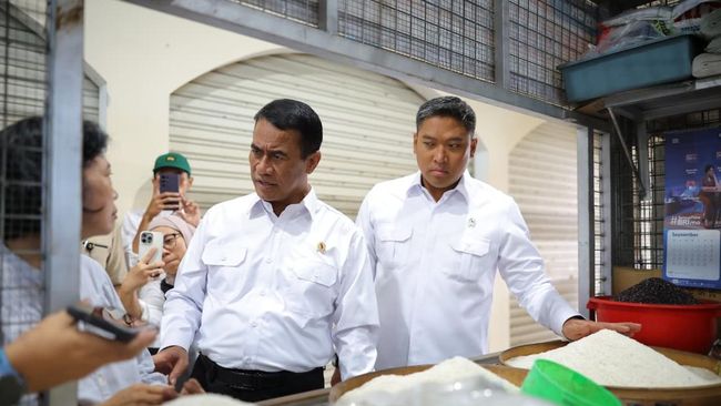 Tinjau Harga Beras di Pasar Legi, Amran Minta Jangan Politisasi Pangan