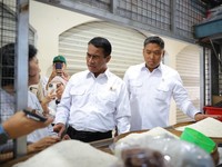 Tinjau Harga Beras di Pasar Legi, Amran Minta Jangan Politisasi Pangan