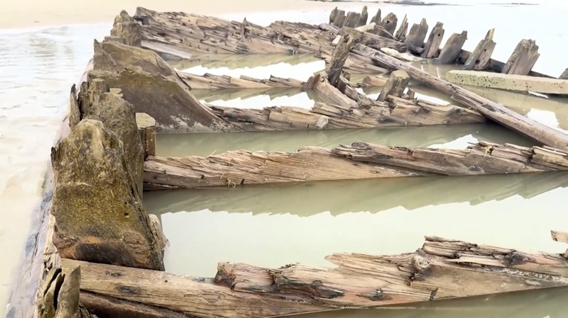 Erosi pantai parah yang disebabkan oleh Topan Kalmaegi pada Sabtu mengungkap kerangka kapal dagang kayu berusia berabad-abad di Pantai Tan Thanh, kawasan kota kuno Hoi An yang terdaftar sebagai Warisan Dunia UNESCO. (Tangkapan Layar Video Reuters/TRAN ANH PHUONG)