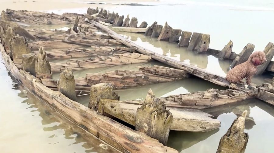 Erosi pantai parah yang disebabkan oleh Topan Kalmaegi pada Sabtu mengungkap kerangka kapal dagang kayu berusia berabad-abad di Pantai Tan Thanh, kawasan kota kuno Hoi An yang terdaftar sebagai Warisan Dunia UNESCO. (Tangkapan Layar Video Reuters/TRAN ANH PHUONG)
