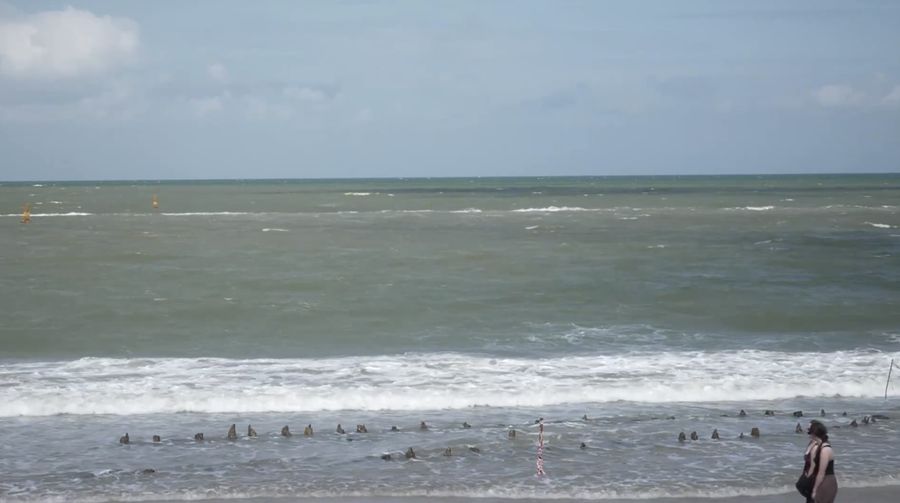 Erosi pantai parah yang disebabkan oleh Topan Kalmaegi pada Sabtu mengungkap kerangka kapal dagang kayu berusia berabad-abad di Pantai Tan Thanh, kawasan kota kuno Hoi An yang terdaftar sebagai Warisan Dunia UNESCO. (Tangkapan Layar Video Reuters/TRAN ANH PHUONG)