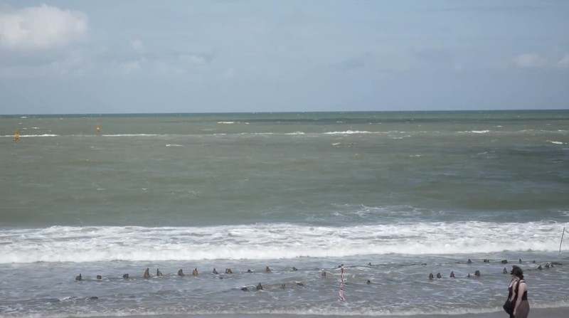Erosi pantai parah yang disebabkan oleh Topan Kalmaegi pada Sabtu mengungkap kerangka kapal dagang kayu berusia berabad-abad di Pantai Tan Thanh, kawasan kota kuno Hoi An yang terdaftar sebagai Warisan Dunia UNESCO. (Tangkapan Layar Video Reuters/TRAN ANH PHUONG)