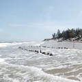 Erosi pantai parah yang disebabkan oleh Topan Kalmaegi pada Sabtu mengungkap kerangka kapal dagang kayu berusia berabad-abad di Pantai Tan Thanh, kawasan kota kuno Hoi An yang terdaftar sebagai Warisan Dunia UNESCO. (Tangkapan Layar Video Reuters/TRA
