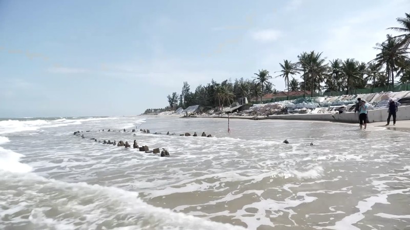 Erosi pantai parah yang disebabkan oleh Topan Kalmaegi pada Sabtu mengungkap kerangka kapal dagang kayu berusia berabad-abad di Pantai Tan Thanh, kawasan kota kuno Hoi An yang terdaftar sebagai Warisan Dunia UNESCO. (Tangkapan Layar Video Reuters/TRAN ANH PHUONG)