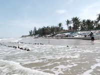 Erosi pantai parah yang disebabkan oleh Topan Kalmaegi pada Sabtu mengungkap kerangka kapal dagang kayu berusia berabad-abad di Pantai Tan Thanh, kawasan kota kuno Hoi An yang terdaftar sebagai Warisan Dunia UNESCO. (Tangkapan Layar Video Reuters/TRA