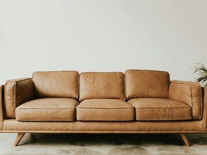 Kelihatan Sepele, Tapi 4 Kebiasaan Ini Bikin Sofa Cepat Jebol!