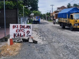 Warga Pasang Poster Protes Jalan Rusak, Ini Tanggapan PUPR Blitar