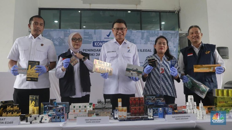 Kepala BPOM Taruna Ikrar (tengah) bersama Kepala BBPOM di Jakarta, Sofiyani Chandrawati Anwar, Kepala Dinas Perindustrian, Perdagangan, Koperasi, Usaha Kecil dan Menengah (PPKUKM) Provinsi DKI Jakarta, Elisabeth Ratu Rante Allo, Pejabat Kepolisian Polda Metro jaya dan pejabat BPOM menunjukan hasil sitaan obat farmasi ilegal usai gelaran konferensi pers di gedung kantor BPOM Jakarta Timur, Kamis (13/11/2025). (CNBC Indonesia/Muhammad Sabki)
