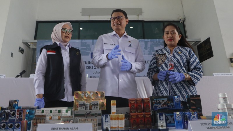 Kepala BPOM Taruna Ikrar (tengah) bersama Kepala BBPOM di Jakarta, Sofiyani Chandrawati Anwar, Kepala Dinas Perindustrian, Perdagangan, Koperasi, Usaha Kecil dan Menengah (PPKUKM) Provinsi DKI Jakarta, Elisabeth Ratu Rante Allo, Pejabat Kepolisian Polda Metro jaya dan pejabat BPOM menunjukan hasil sitaan obat farmasi ilegal usai gelaran konferensi pers di gedung kantor BPOM Jakarta Timur, Kamis (13/11/2025). (CNBC Indonesia/Muhammad Sabki)