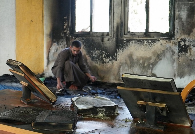 Kondisi kerusakan pada sebuah masjid usai terbakar usai serangan yang menurut warga Palestina setempat dilakukan oleh pemukim Israel di desa Deir Istiya, dekat Salfit di Tepi Barat yang diduduki Israel, Kamis (13/11/2025). (REUTERS/Ali Sawafta)