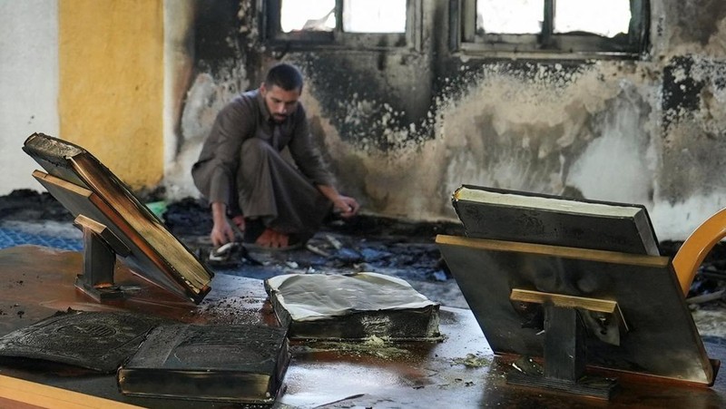 Kondisi kerusakan pada sebuah masjid usai terbakar usai serangan yang menurut warga Palestina setempat dilakukan oleh pemukim Israel di desa Deir Istiya, dekat Salfit di Tepi Barat yang diduduki Israel, Kamis (13/11/2025). (REUTERS/Ali Sawafta)