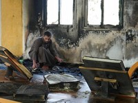 Kondisi kerusakan pada sebuah masjid usai terbakar usai serangan yang menurut warga Palestina setempat dilakukan oleh pemukim Israel di desa Deir Istiya, dekat Salfit di Tepi Barat yang diduduki Israel, Kamis (13/11/2025). (REUTERS/Ali Sawafta)