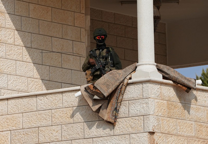 Kondisi kerusakan pada sebuah masjid usai terbakar usai serangan yang menurut warga Palestina setempat dilakukan oleh pemukim Israel di desa Deir Istiya, dekat Salfit di Tepi Barat yang diduduki Israel, Kamis (13/11/2025). (REUTERS/Ali Sawafta)